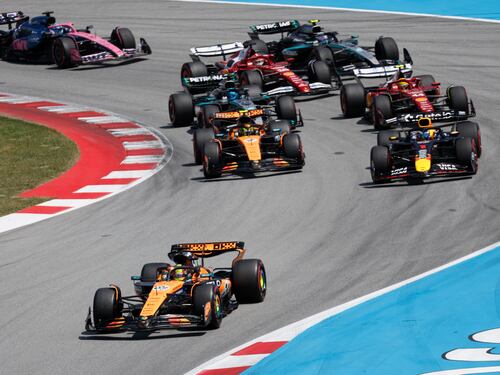 F1, doppietta McLaren in Spagna ma la Ferrari c’è. Leclerc terzo dietro Piastri e Norris