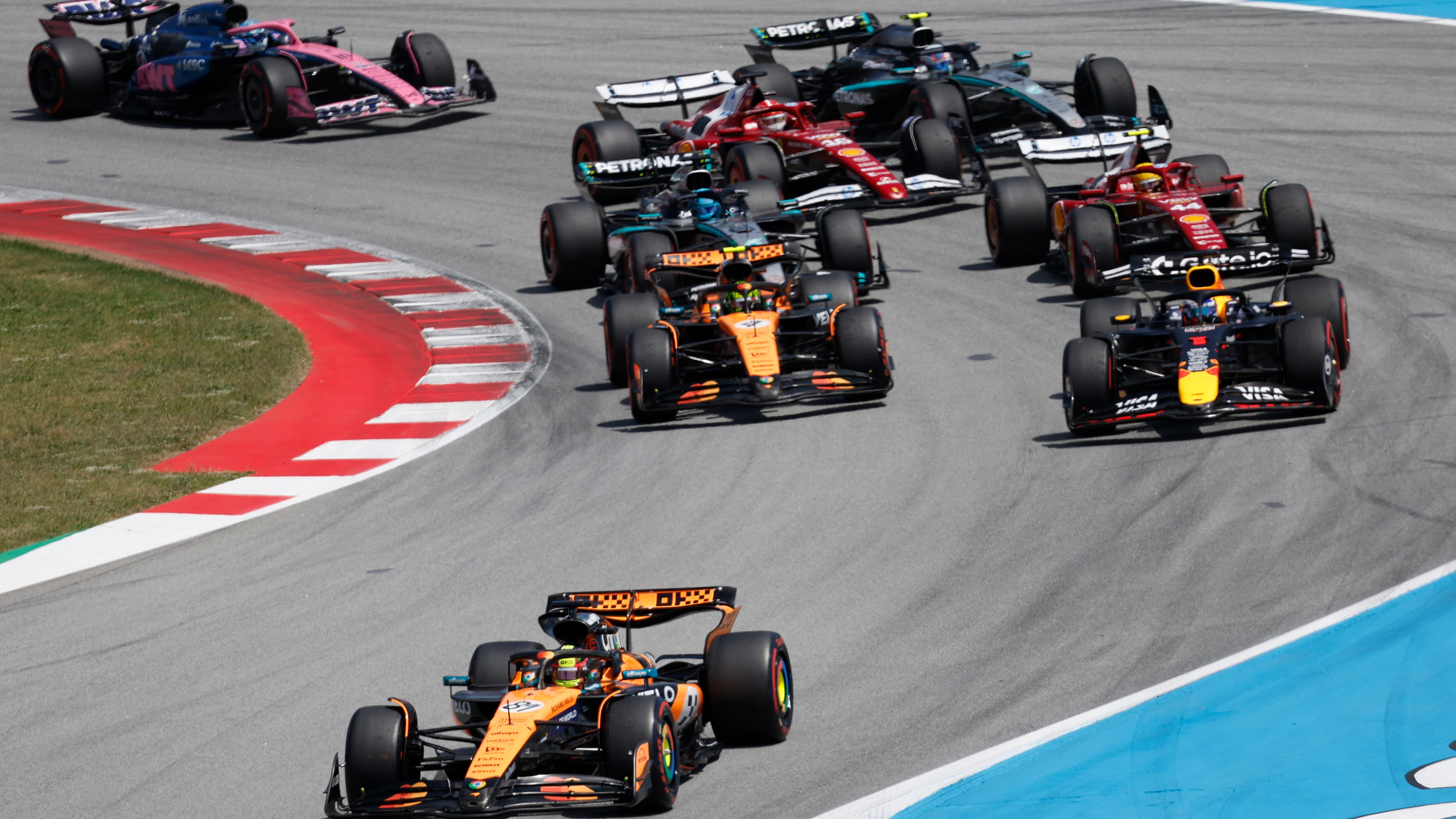 F1, doppietta McLaren in Spagna ma la Ferrari c’è. Leclerc terzo dietro Piastri e Norris