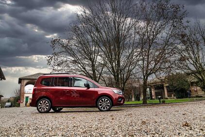 Nuovo Renault Kangoo E-Tech: guarda le foto 9