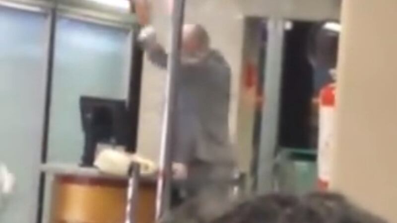 Dopo il video dello sbrocco al gate, Formigoni non si pente: "Ho agito da maschio"