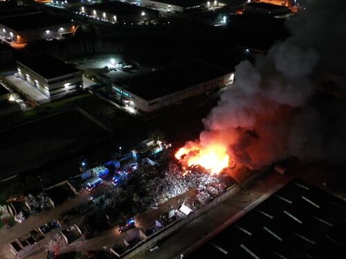 Vasto incendio nella notte in un deposito di rifiuti ad Acerra: fiamme alte e fumo nero