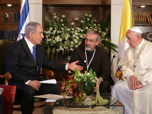 Il Papa, il silenzio di Netanyahu e il post di condoglianze cancellato. Polemiche su Israele