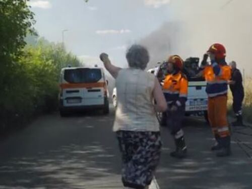 Roma, in fiamme campo nomadi: vigili del fuoco presi a sassate dai rom