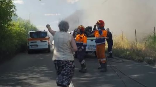 Roma, in fiamme campo nomadi: vigili del fuoco presi a sassate dai rom