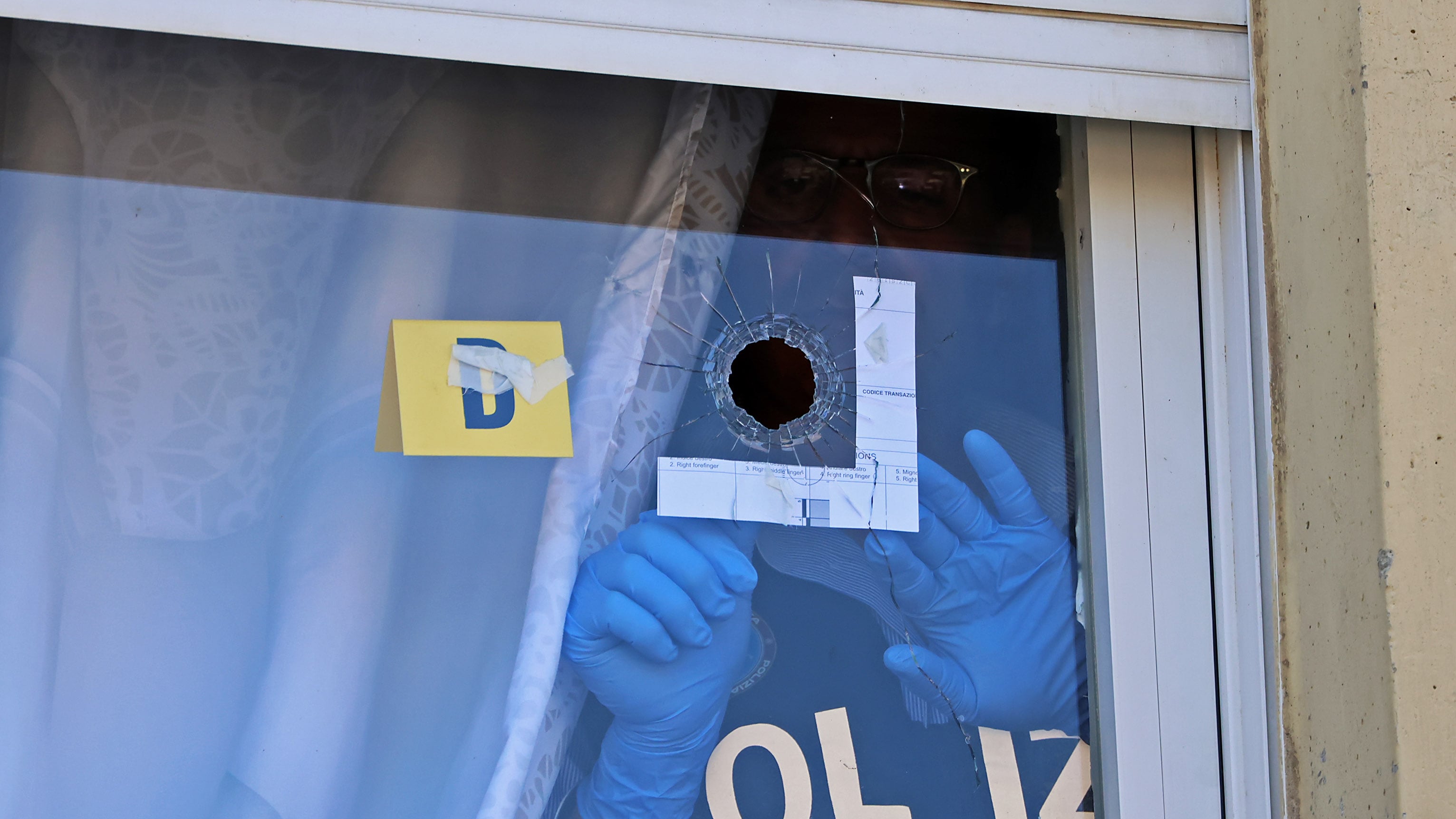 Spari dall'abitazione, poi fermato dalla polizia. Paura a Chiaiano