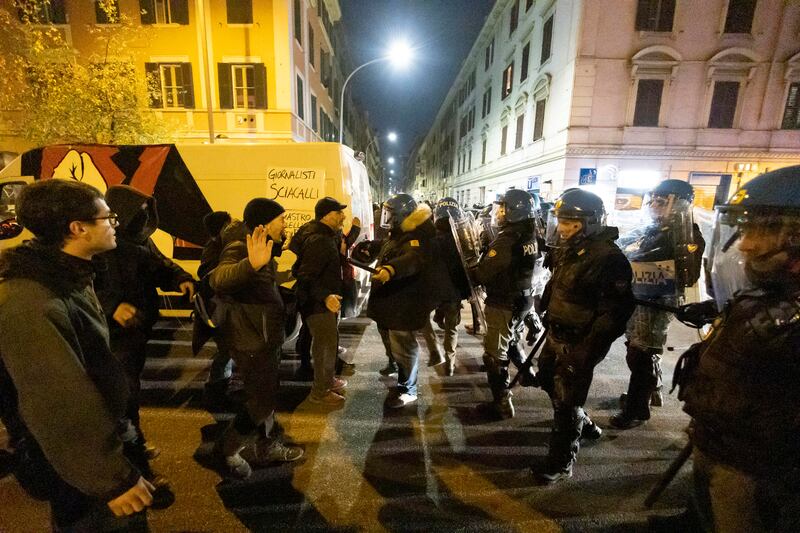 Scontro tra anarchici e polizia al corteo di Roma per Cospito 4