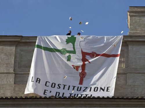 Camera, grillini sul tetto