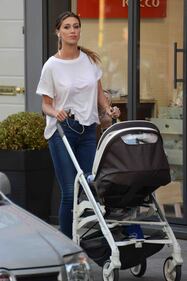Belen, neo sposa, fa shopping con Santiago 5