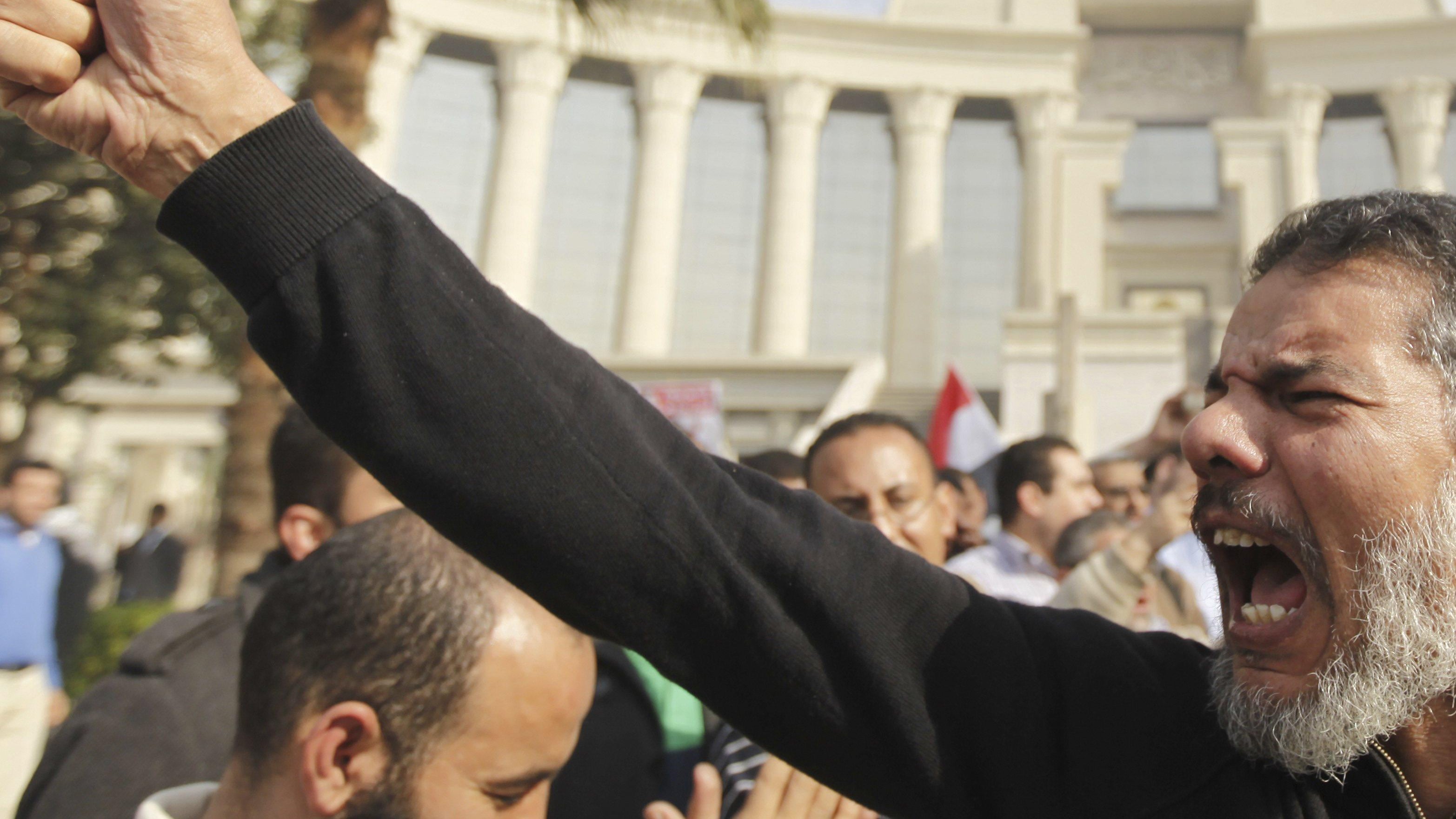 Guerra della Costituzione al Cairo. I "barbuti" assediano la Consulta