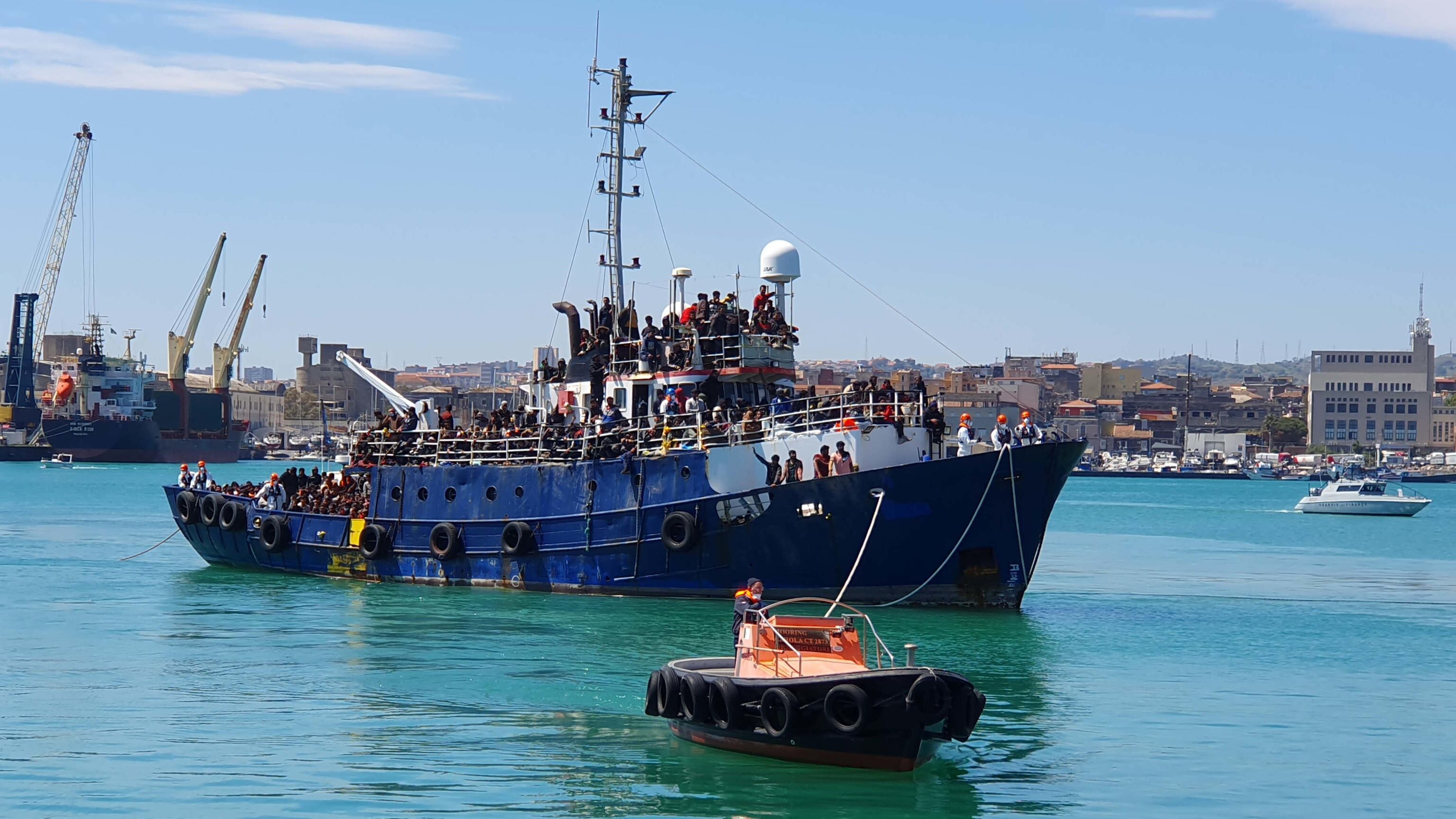 Traffico di permessi, i ricatti ai migranti: "Paga o non parti"