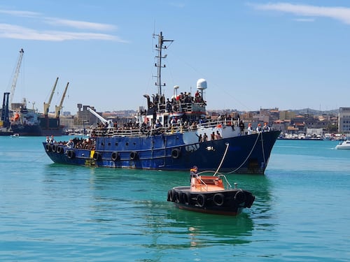 Traffico di permessi, i ricatti ai migranti: "Paga o non parti"