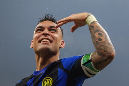 Esplode la gioia dei giocatori dell'Inter dopo la vittoria nel derby 9