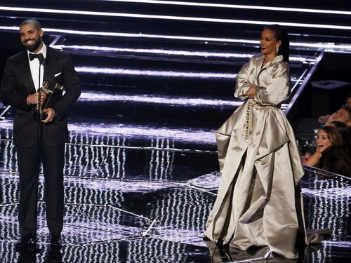 MTV VMA 2016: Drake si dichiara a Rihanna
