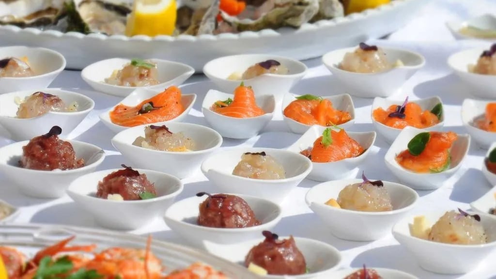 Vongole, tartare e uova. Ecco come difendersi dalle intossicazioni (soprattutto in vacanza)