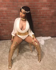 Nicki Minaj, seno in mostra per i 4 milioni di dischi 10
