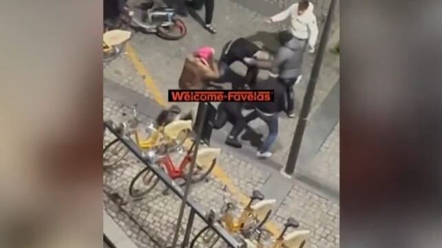In dieci contro uno in pieno centro: pestaggio choc a Milano | Video