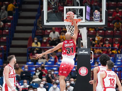 Milano riparte e si mangia Varese nel derby