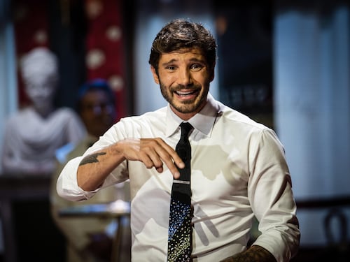 Stefano De Martino festeggia 34 anni: tre feste diverse e una torta imbarazzante