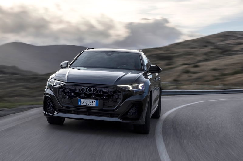 Audi Q8, il piacere di guidare: primo contatto col maxi SUV