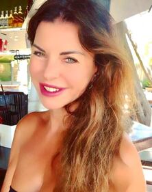 Alba Parietti sexy in spiaggia 13
