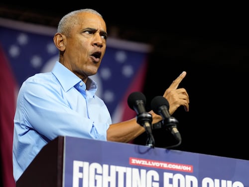 Obama torna in campo e attacca Trump: “Incompetenza mai vista”. La battuta al veleno sulla Casa Bianca