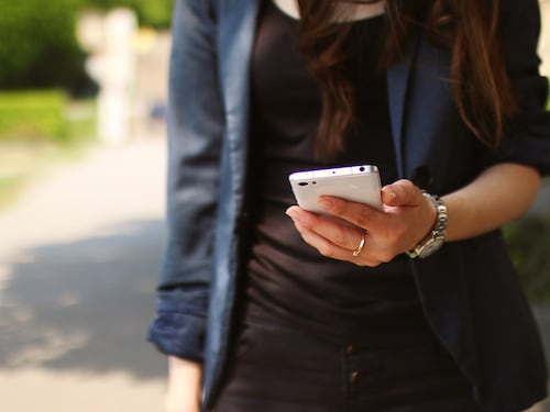 Tutti curvi sugli smartphone. E nel cranio spuntano delle protuberanze