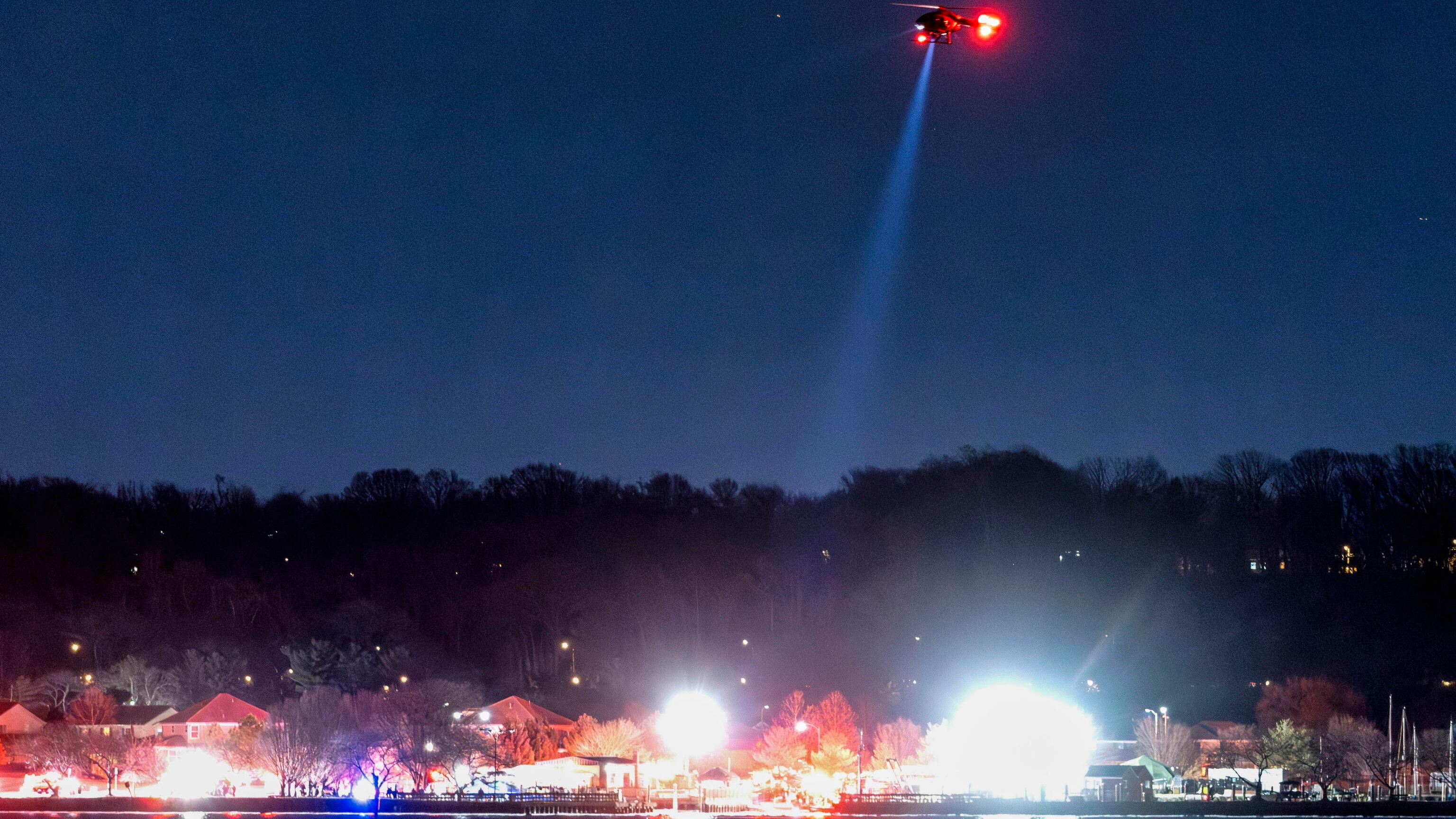 Aereo si schianta contro un elicottero militare a Washington e precipita nel fiume. Nessun superstite