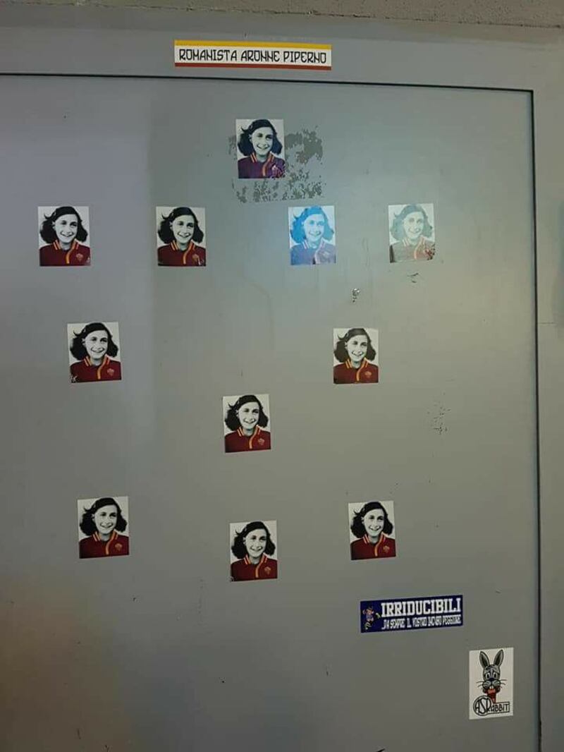 Le figurine di Anna Frank con la maglia della Roma 4