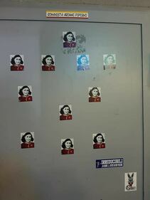 Le figurine di Anna Frank con la maglia della Roma 4