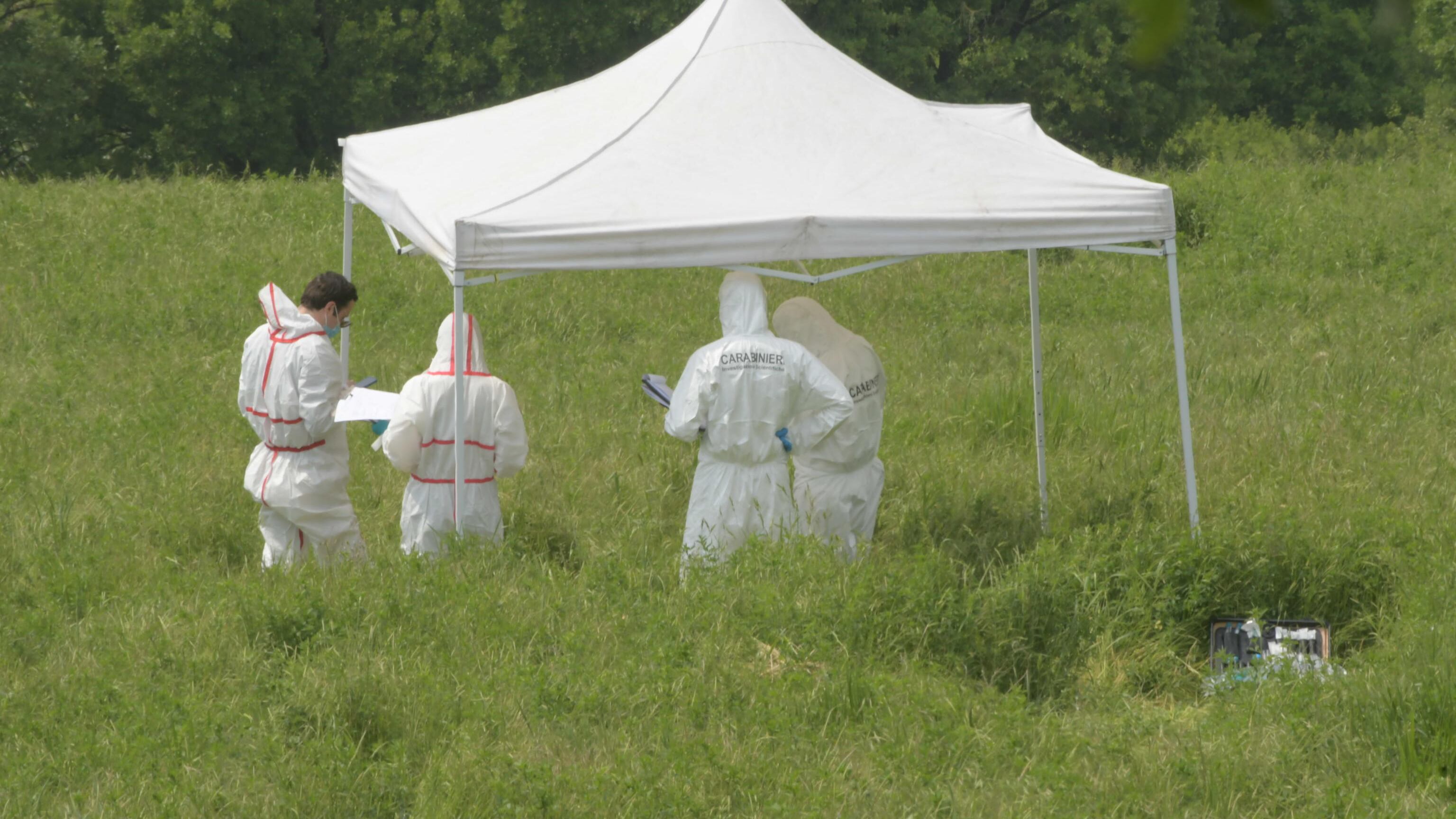Pavia, trovato il cadavere di una ragazza in fondo a una scarpata: perquisita la casa di un amico