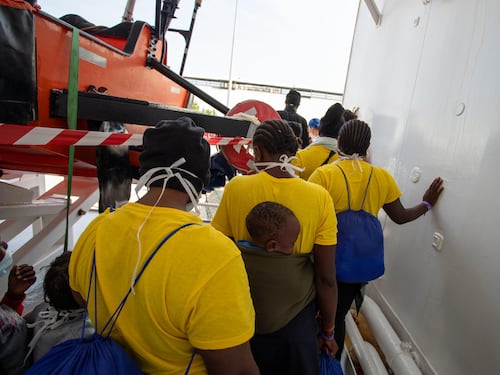 "Sospesi i negoziati sul pacchetto migranti": cosa c'è dietro lo stop dell'Europarlamento