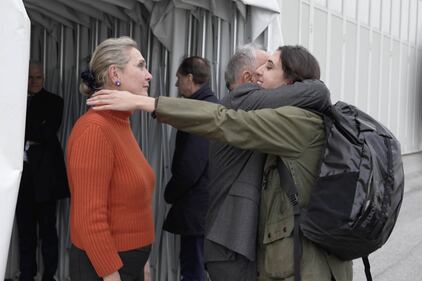 Cecila Sala in aeroporto. L'abbraccio con i familiari, l'incontro con la Meloni 11
