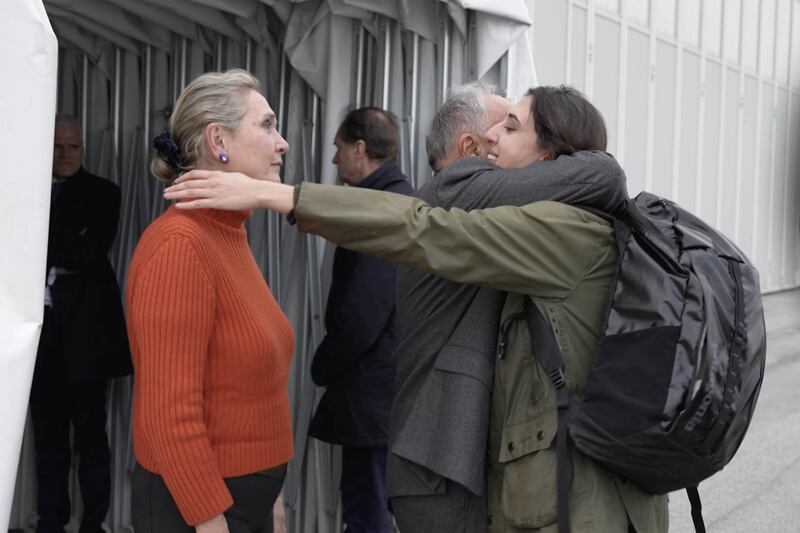 Cecila Sala in aeroporto. L'abbraccio con i familiari, l'incontro con la Meloni 11