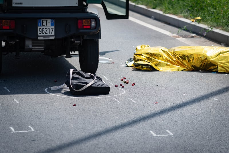 Torino, travolta dal camioncino dei rifiuti, donna muore a 59 anni. Le immagini 3