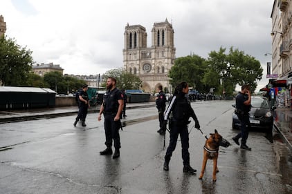 Parigi, aggredito un poliziotto a Notre Dame 4