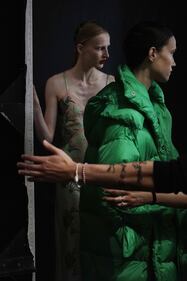 Nel backstage della sfilata. Qui si prepara la bellezza 13