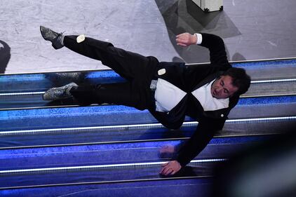 Sanremo, le gag del trio con gli ospiti 2