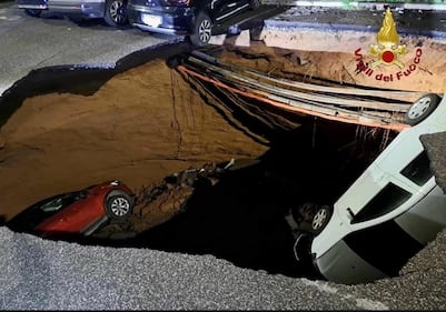 La mega voragine in via Sestio Menas, Roma: le immagini choc 5
