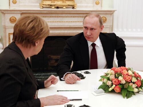 Putin adesso avverte la Merkel: "Ue non interferisca con Mosca"