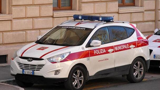 Sputi, aggressioni e minacce: così lo straniero tiene sotto scacco i residenti