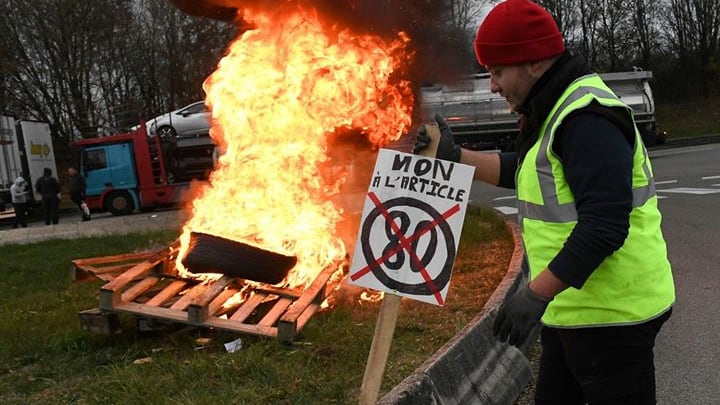 I gilet gialli ora marciano su Parigi