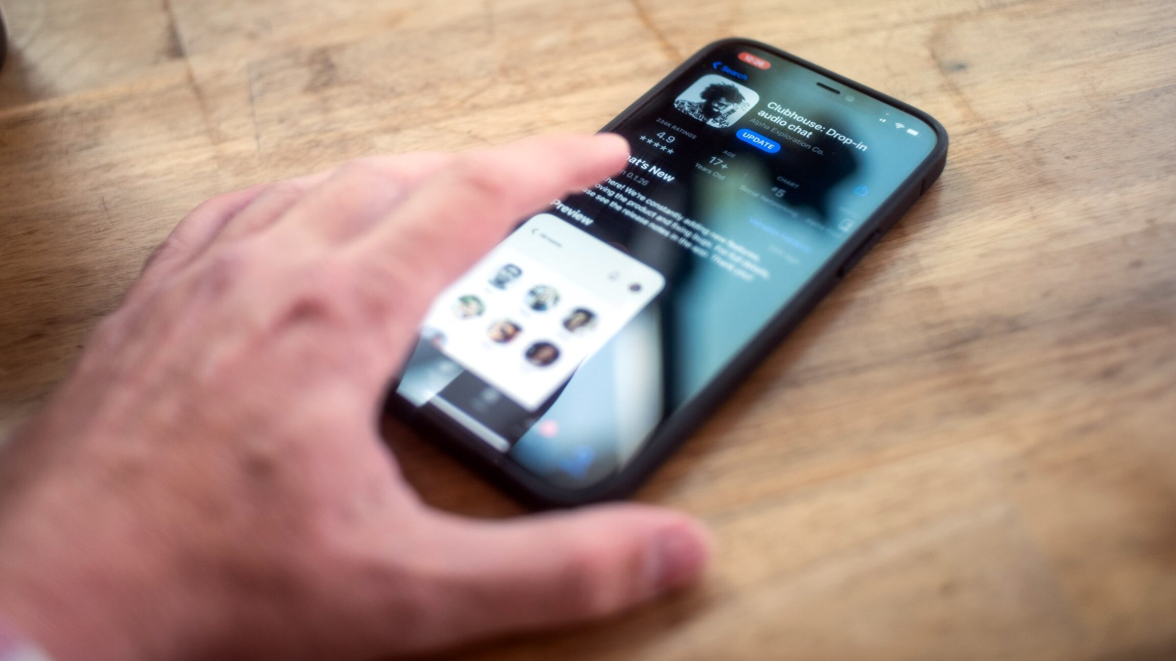 Clubhouse, la festa è finita: download a picco per l'app