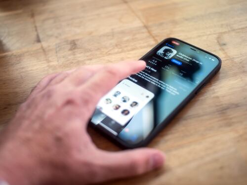Clubhouse, la festa è finita: download a picco per l'app