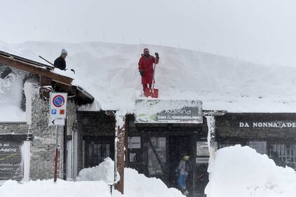 Sestriere, sommersa dalla neve 15