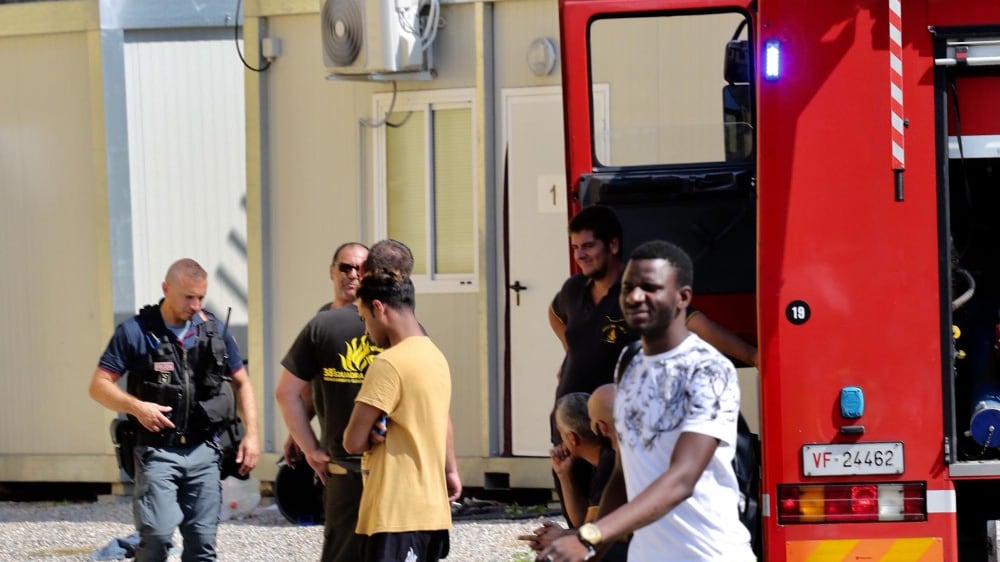 Incendio e sassi Sette immigrati finiscono in cella