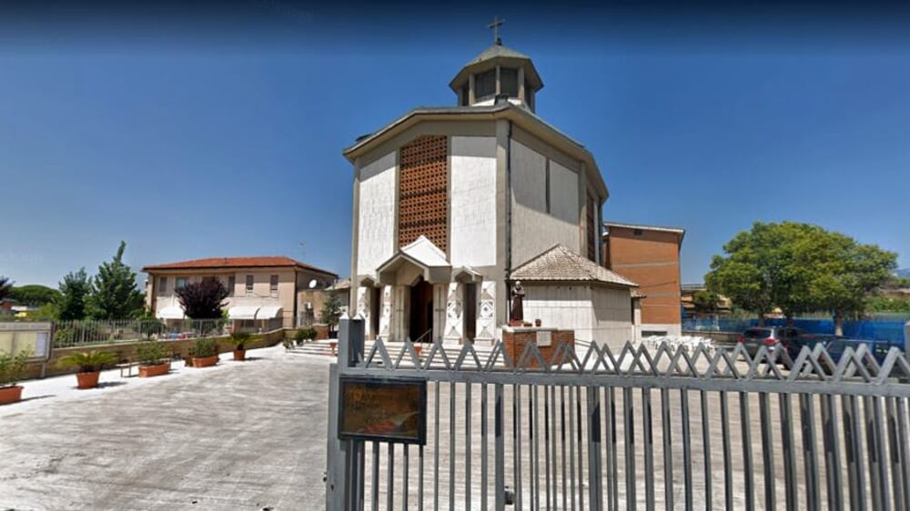 Tenta di violentare una donna mentre sta pregando in chiesa