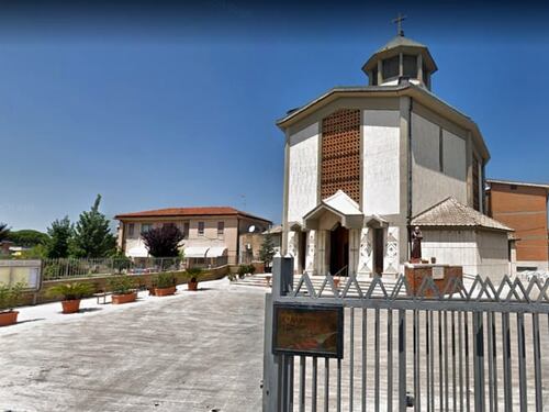 Tenta di violentare una donna mentre sta pregando in chiesa