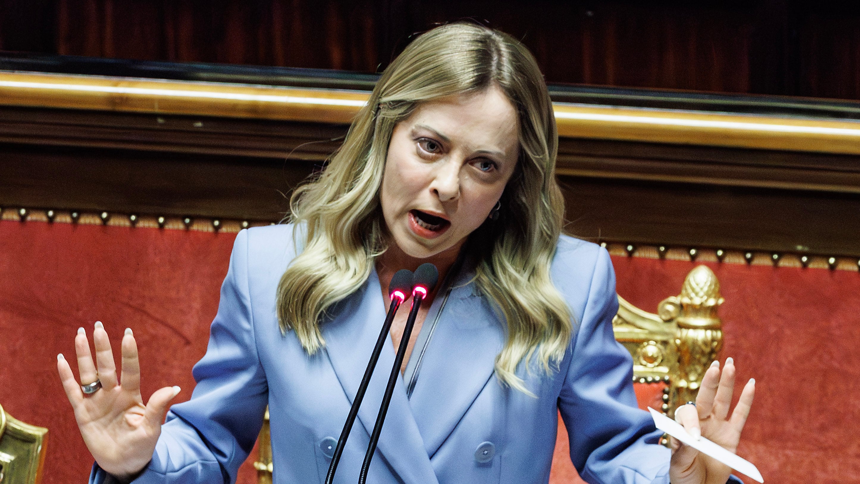 Meloni affonda su Vannacci: così fai il gioco di Schlein e Conte. Il "test" e il cambio di strategia