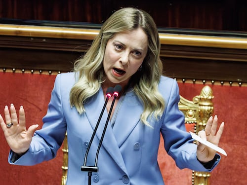 Meloni affonda su Vannacci: così fai il gioco di Schlein e Conte. Il "test" e il cambio di strategia