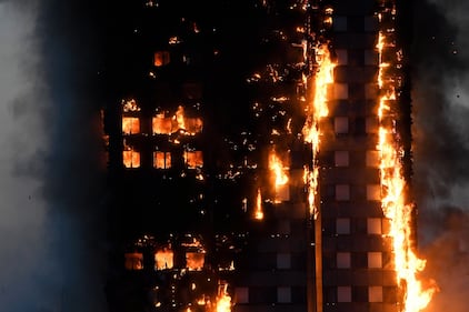Grattacielo in fiamme a Londra 2